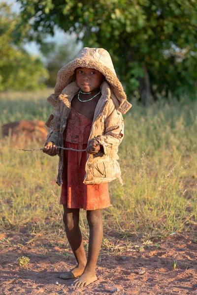 ナミビア Omusati地域 5月7日 都市Opuwoへの道に早朝の寒い朝にアフリカの女の子 2018年5月6日ナミビア北部アフリカ — ストック写真