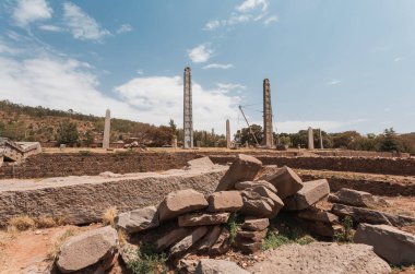 Aksumite uygarlığı harabeleri, Etiyopya 'nın Aksum sembolü Zion Kilisesi' nin arkasındaki Antik taş dikilitaşları. UNESCO Dünya Mirası.