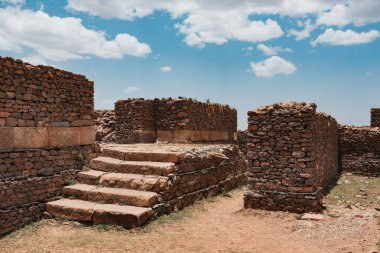 Dungur, ya da Dungur 'dan Addi Kilte, Aksum, Etiyopya' da önemli bir malikanenin kalıntıları - Kraliçe Sheba 'nın sarayı, Etiyopya' nın Axum şehrindeki Aksum medeniyeti. UNESCO dünya mirası sahasında arkeoloji