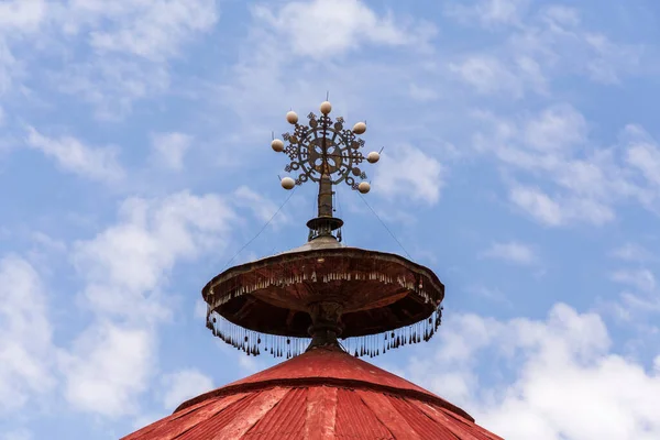 ユネスコの屋根の上に宗教的なシンボル14世紀から修道院 裏木田メフレット教会 ターナ湖のゼーゲ半島 エチオピアのバヒール ダールの近く — ストック写真