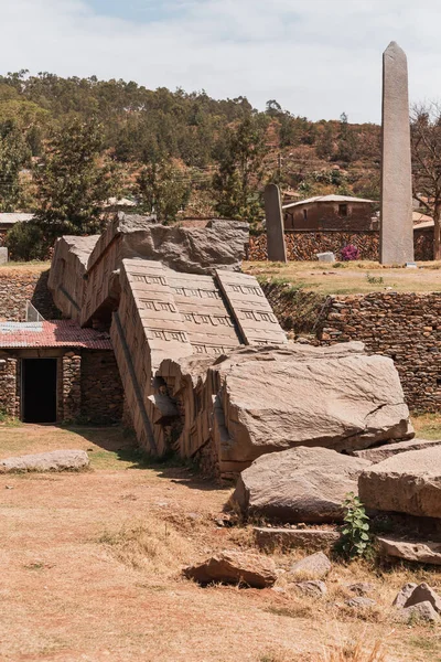 Aksumite文明遗址 古代石碑石碑在锡安圣母教堂后面 是埃塞俄比亚Aksum的象征 教科文组织世界遗产场址 — 图库照片