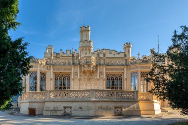 Lednice Şatosu, güzel bahçeleri, çiçekleri ve güneşli yaz günlerinde parkları olan. Lednice-Valtice simgesi, Güney Moravya bölgesi. UNESCO Dünya Mirası Alanı. Çek Cumhuriyeti
