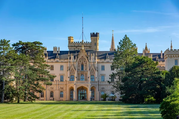 Lednice Chateau Com Belos Jardins Com Flores Parques Dia Ensolarado — Fotografia de Stock