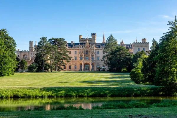 Lednice Chateau Com Belos Jardins Com Flores Parques Dia Ensolarado — Fotografia de Stock