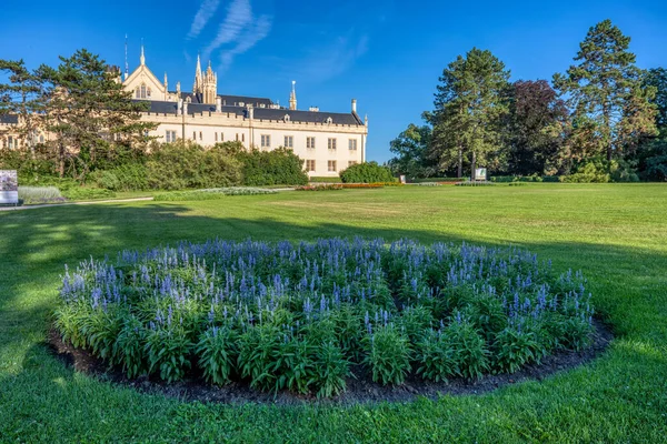 Lednice Chateau Com Belos Jardins Com Flores Parques Dia Ensolarado — Fotografia de Stock