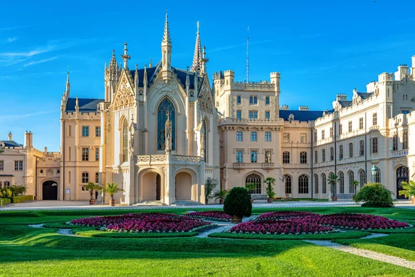 Lednice Chateau Med Vackra Trädgårdar Med Blommor Och Parker Solig — Stockfoto