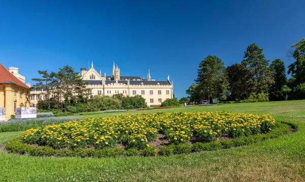 Lednice Chateau Com Belos Jardins Com Flores Parques Dia Ensolarado — Fotografia de Stock