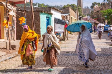 AXUM, ETHIOPIA, APRIL 27. 2019: Yaşlı kadınlar, 27 Nisan 2019 'da Etiyopya Afrika' nın başkenti Aksum 'da bulunan Our Lady of Zion kilisesindeki sabah ayininden dönüyorlar.