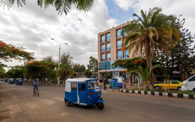 AXUM, ETHIOPIA, APRIL 27.2019: Tuk Tuk, 27 Nisan 2019 tarihinde Aksum, Tigray, Etiyopya Afrika 'da geleneksel araç