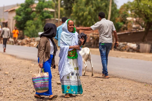 Axum Ethiopia Abril 2019 Mulher Nativa Tigray Despreocupada Comum Andando — Fotografia de Stock