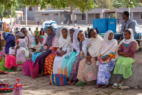 Axum Etiopía Abril 2019 Mujer Nativa Tigray Despreocupada Descansando Mercado —  Fotos de Stock