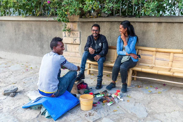 Mekele Etiopía Abril 2019 Jóvenes Etíopes Con Lustrador Zapatos Calle — Foto de Stock