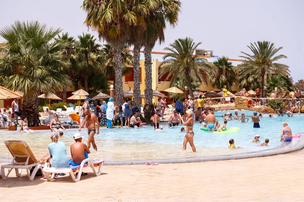 プール、チュニジアでの休日の観光客 — ストック写真