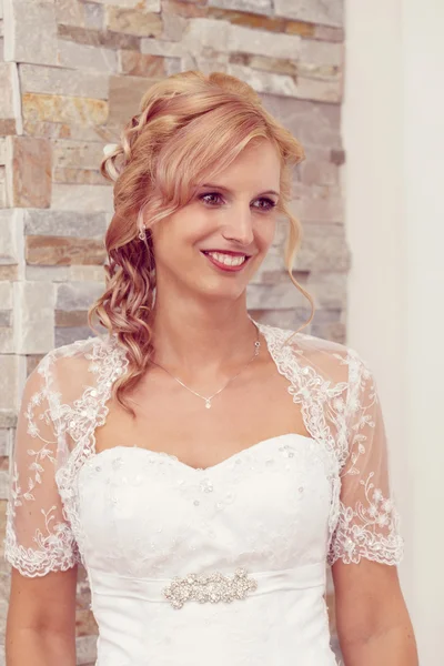 Portrait of beautiful smiling bride — Stock Photo, Image