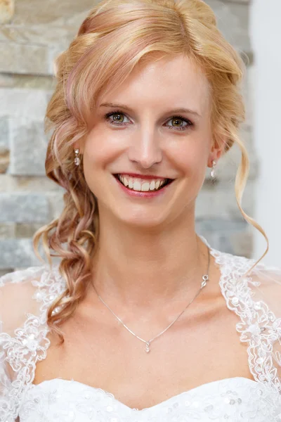 Portrait of beautiful smiling bride — Stock Photo, Image