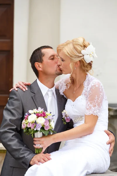 Mooie jonge bruidspaar kussen — Stockfoto