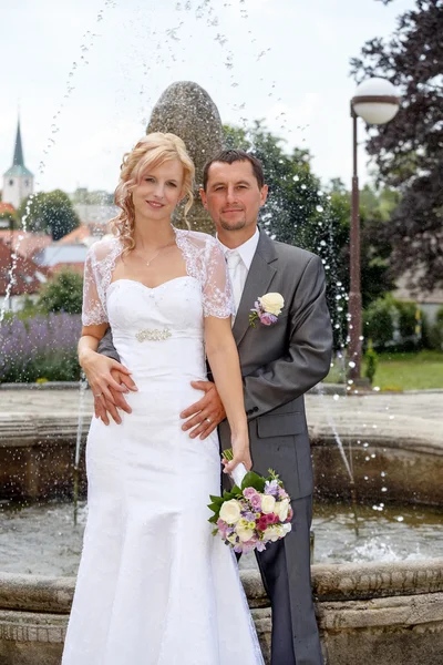 Beautiful young wedding couple — Stock Photo, Image