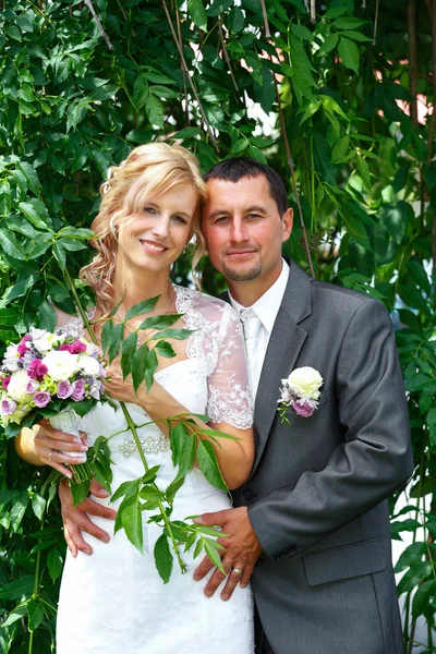 Красивая молодая свадебная пара — стоковое фото