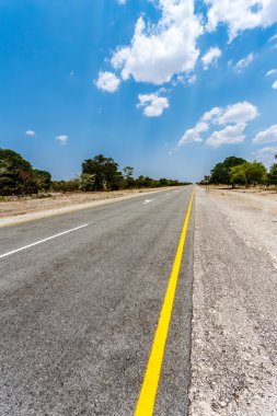 Mavi gökyüzü ile sonsuz yol