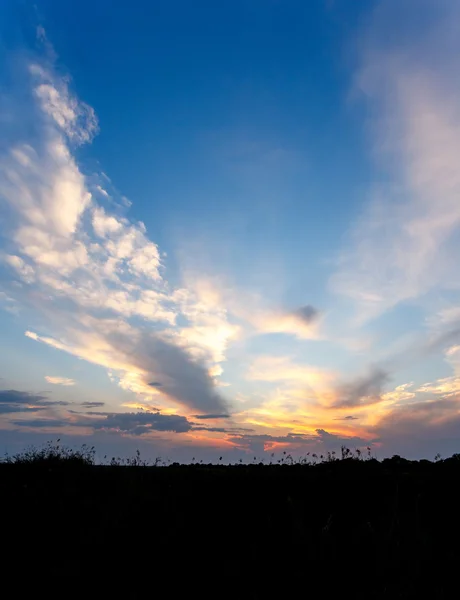 Pôr do sol africano com nuvens dramáticas no céu — Fotografia de Stock