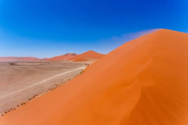 듄 45 sossusvlei 나미비아, sossusvlei 나미비아에서에서 듄 45 위에서 보기에에서는 모래 언덕의 꼭대기에서 보기 — 스톡 사진