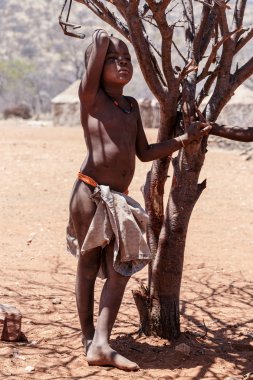 Kimliği belirsiz çocuk Himba kabilesi Namibya