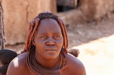 Himba kadın köy boynundan süsler ile