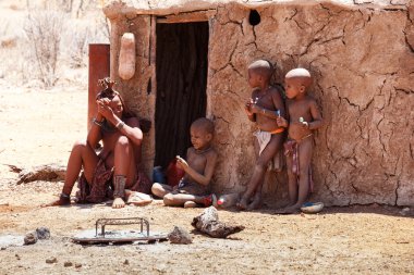 Himba kadın köy boynundan childs ile