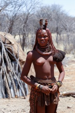 Himba kadın köy boynundan süsler ile