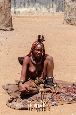 Hatıra Eşyası geleneksel köyünde Satılık Himba kızla