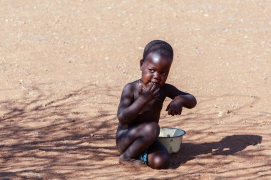 Kimliği belirsiz çocuk Himba kabilesi Namibya
