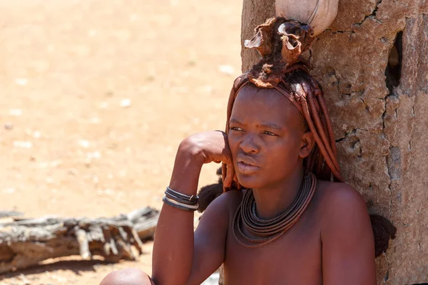 Himba mujer con adornos en el cuello en el pueblo —  Fotos de Stock