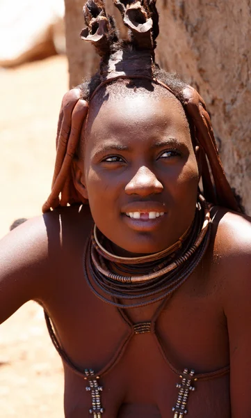 Himba mulher com ornamentos no pescoço na aldeia — Fotografia de Stock