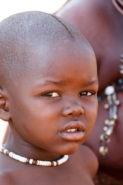 Niña no identificada tribu Himba en Namibia — Foto de Stock