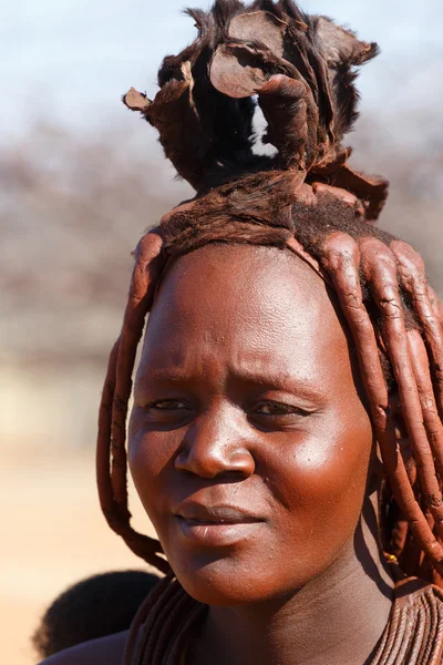 Himba žena s ornamenty na krku v obci — Stock fotografie