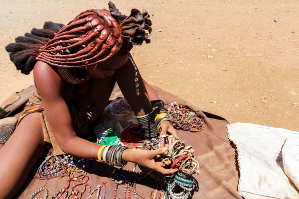 Himba Mädchen mit Souvenirs zum Verkauf im traditionellen Dorf — Stockfoto