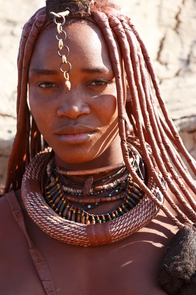 Himba Frau mit Ornamenten am Hals im Dorf — Stockfoto
