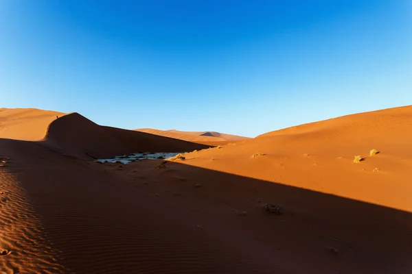 美丽的风景的隐藏湖在纳米布沙漠 — 图库照片