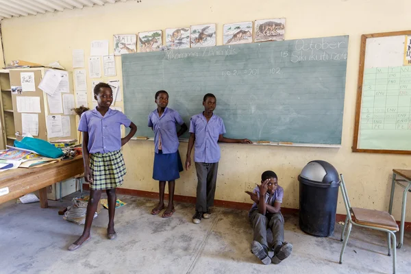 Feliz escola namibiana crianças à espera de uma lição . — Fotografia de Stock