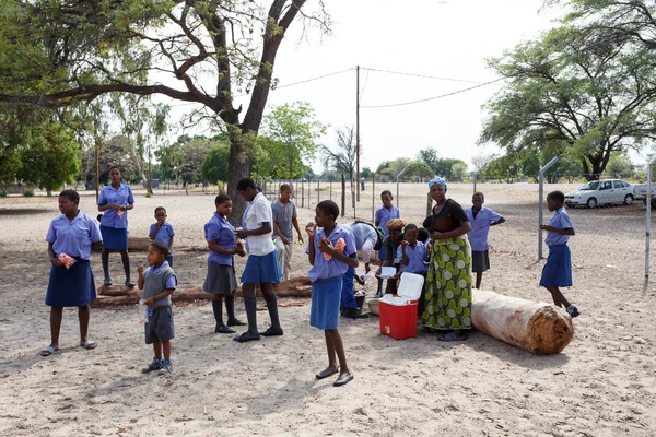 Felice scuola namibiana bambini in attesa di una lezione . — Foto Stock