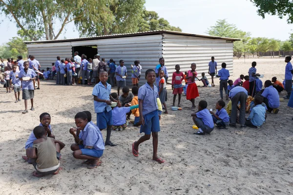 Felice scuola namibiana bambini in attesa di una lezione . — Foto Stock