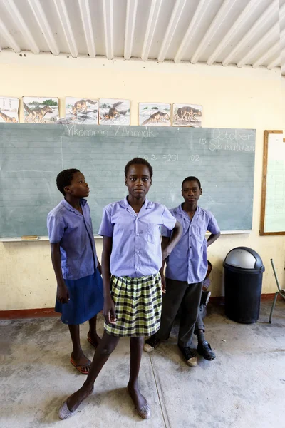 Feliz escola namibiana crianças à espera de uma lição . — Fotografia de Stock