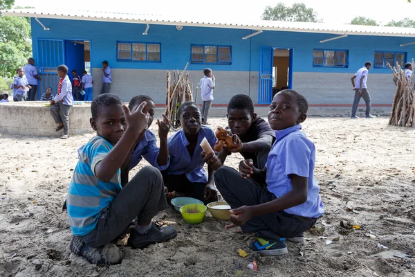 Gelukkige Namibische school kinderen te wachten voor een les. — Stockfoto