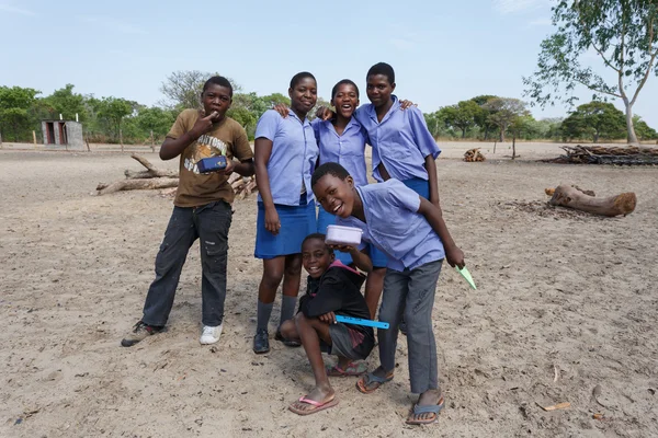 Heureux écoliers namibiens en attente d'une leçon . — Photo