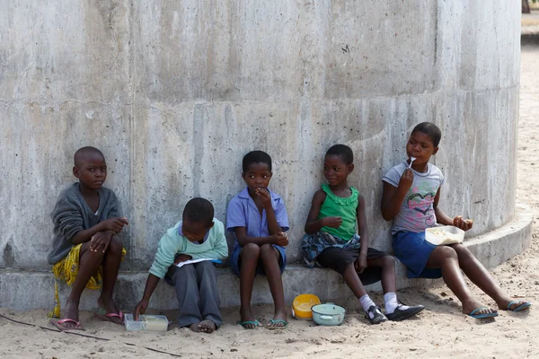 Boldog Namíbiai iskolás gyermekek várakozás-re egy lecke. — Stock Fotó