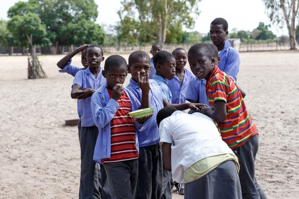 Felice scuola namibiana bambini in attesa di una lezione . — Foto Stock