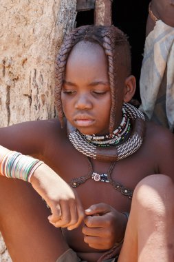 Kimliği belirsiz çocuk Himba kabilesi Namibya