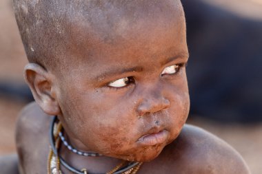 Kimliği belirsiz çocuk Himba kabilesi Namibya