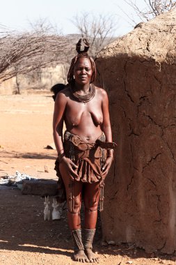 Himba kadın köy boynundan süsler ile