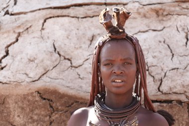 Himba kadın köy boynundan süsler ile